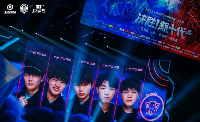 体育德甲综合：莱万创德甲单赛季进球纪录 不莱梅降级